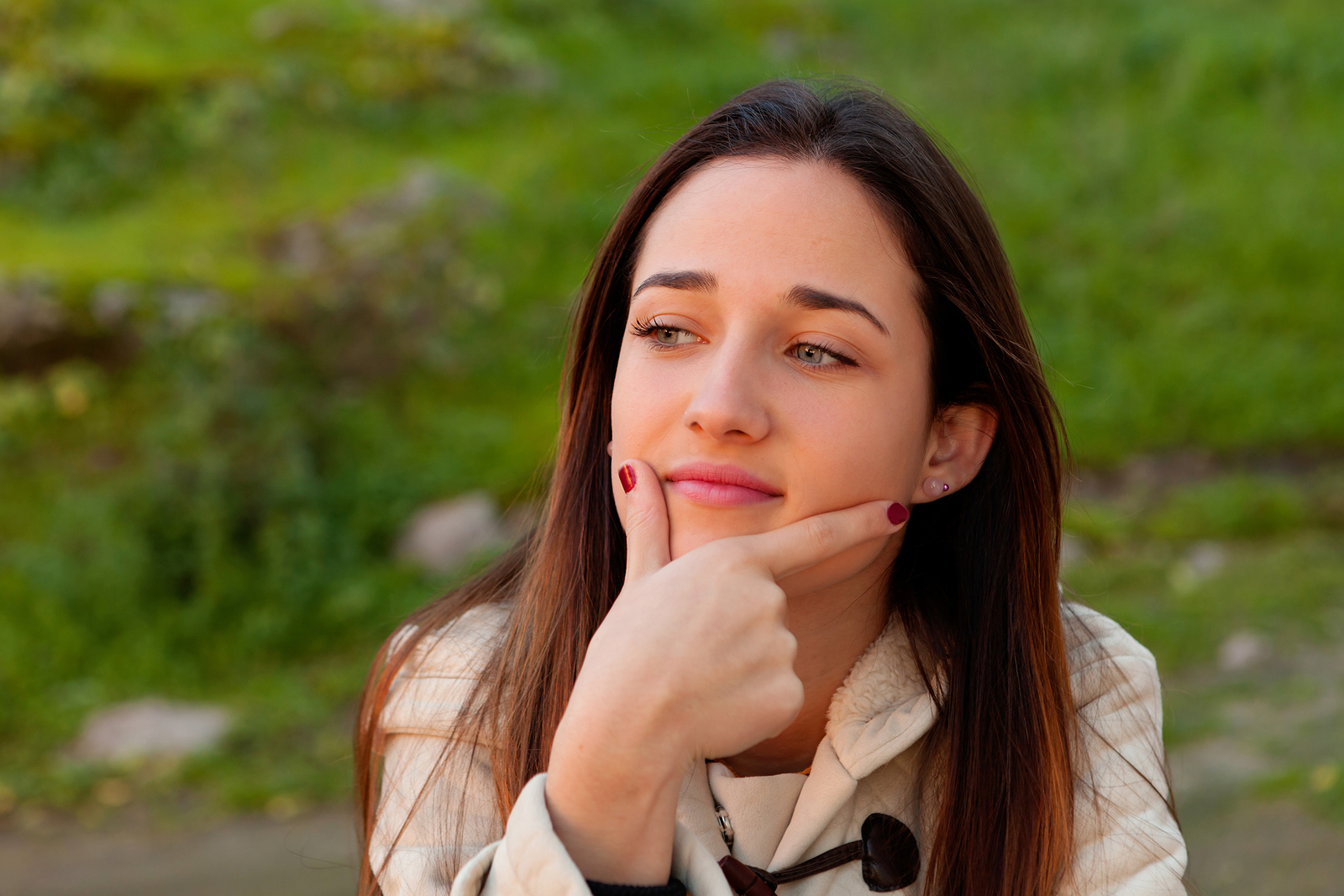 girl thinking about wisdom tooth pain